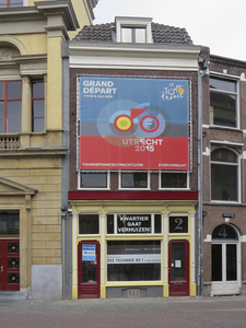 906970 Gezicht op de voorgevel van het pand Ganzenmarkt 2 te Utrecht, met boven op de gevel een grote banner voor de ...